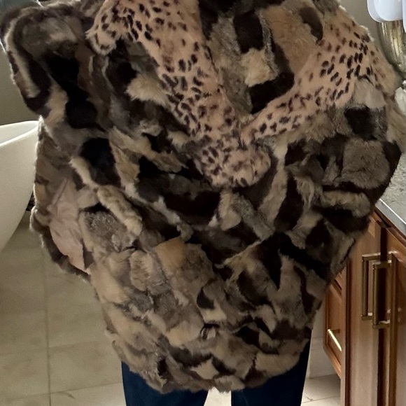 Luxurious Fur Cape in Brown Tones - Picture 12 of 14